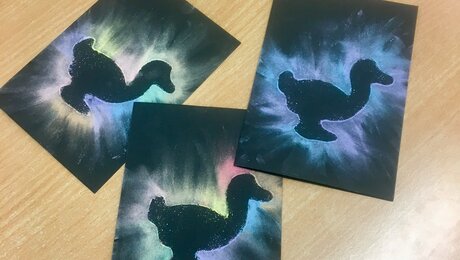 Die Kinder aus Serfaus-Fiss-Ladis in Tirol basteln Einladungskarten für das Laternenfest | © Serfaus-Fiss-Ladis