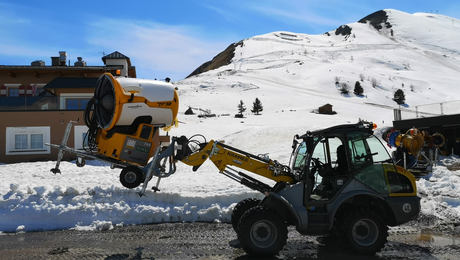Eine Schneekanone wird mit einem Traktor an seinen Platz im Skigebiet Serfaus-Fiss-Ladis gebracht | © Seilbahn Komperdell GmbH