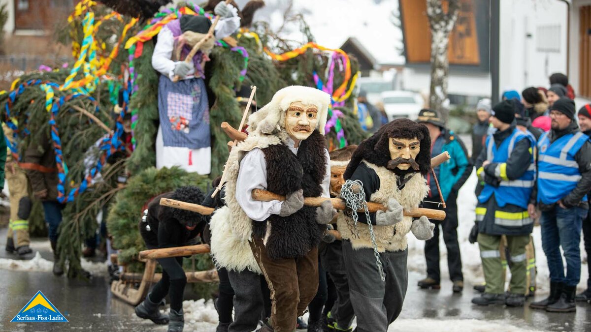 Auch die Jäger helfen beim Ziehen des Blochbaums durch Fiss beim Kinderblochziehen in Tirol  | © Andreas Kirschner 