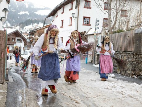 Die Hexen trieben beim Fisser Kinderblochziehen 2020 in Tirol ihr Unwesen | © Andreas Kirschner 