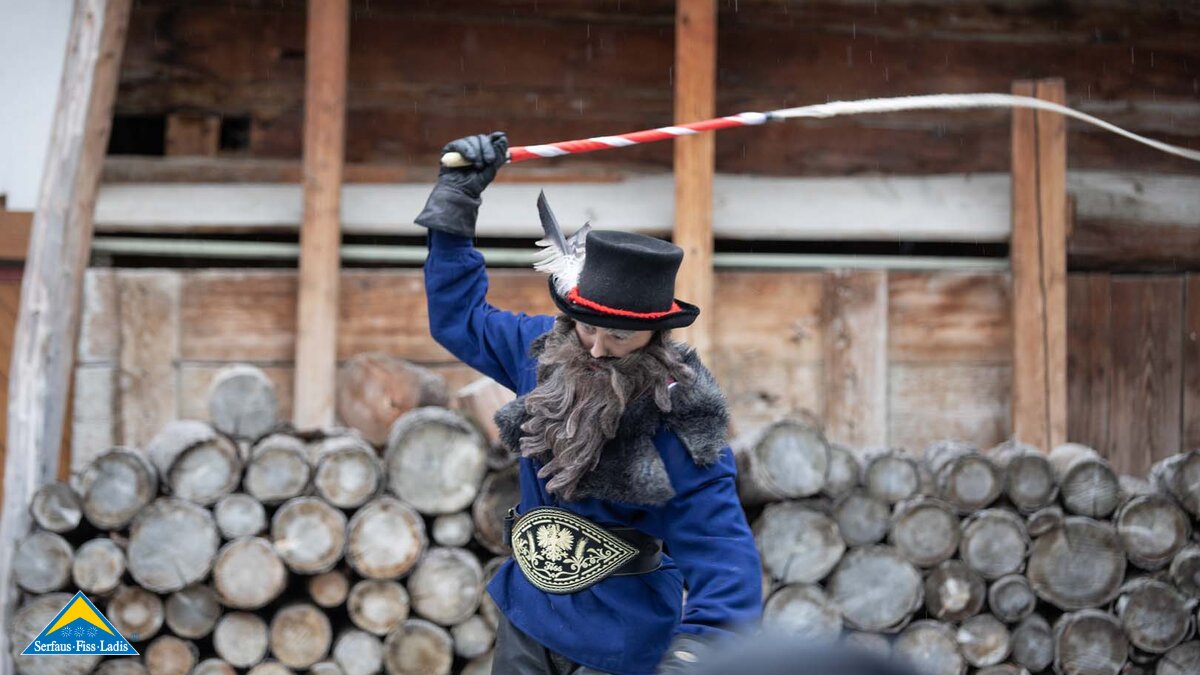 Der Fuhrmann überwacht beim Fisser Kinderblochziehen in Tirol den Umzug | © Andreas Kirschner 