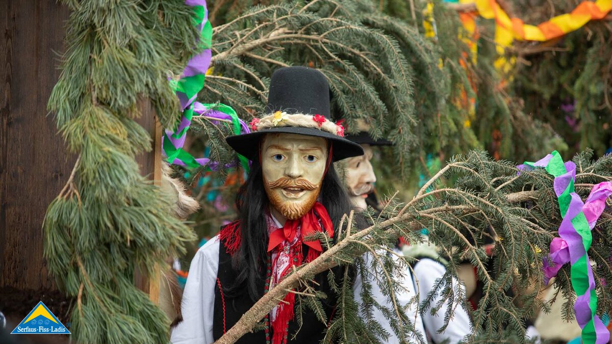 Die Schallner haben den Blochbaum beim Fisser Kinderblochziehen in Tirol geholfen  | © Andreas Kirschner 