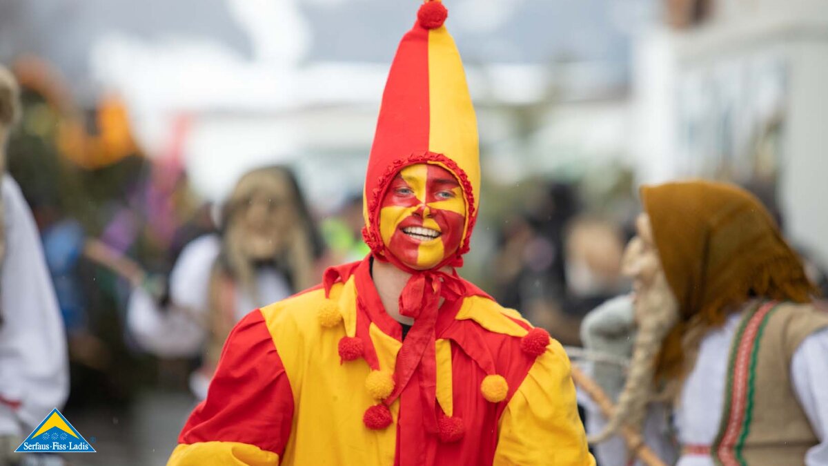 Der Bajatzl bespaßt die Zuschauer beim Fisser Kinderblochziehen 2020 in Tirol  | © Andreas Kischner 