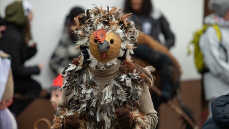 In diesem Jahr war der Giggeler die Hauptfigur des Fisser Kinderblochziehens 2020 in Tirol  | © Andreas Kirschner 