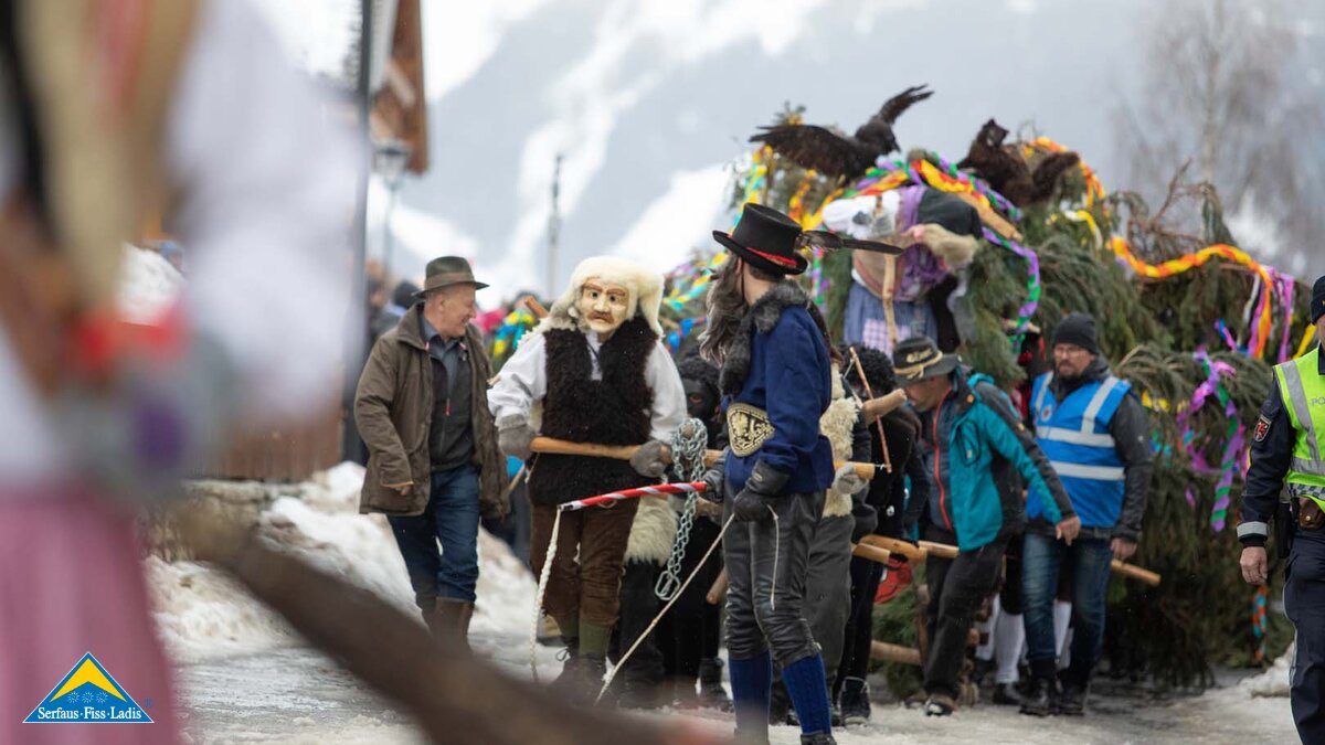 Traditionell überwacht der Fuhrmann den Zug beim Fisser Kinderblochziehen in Tirol an  | © Andreas Kirschner 