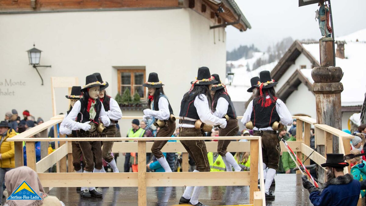 Die Schallner tanzen auf der Bühne beim Fisser Kinderblochziehen 2020 in Tirol  | © Andreas Kirschner 