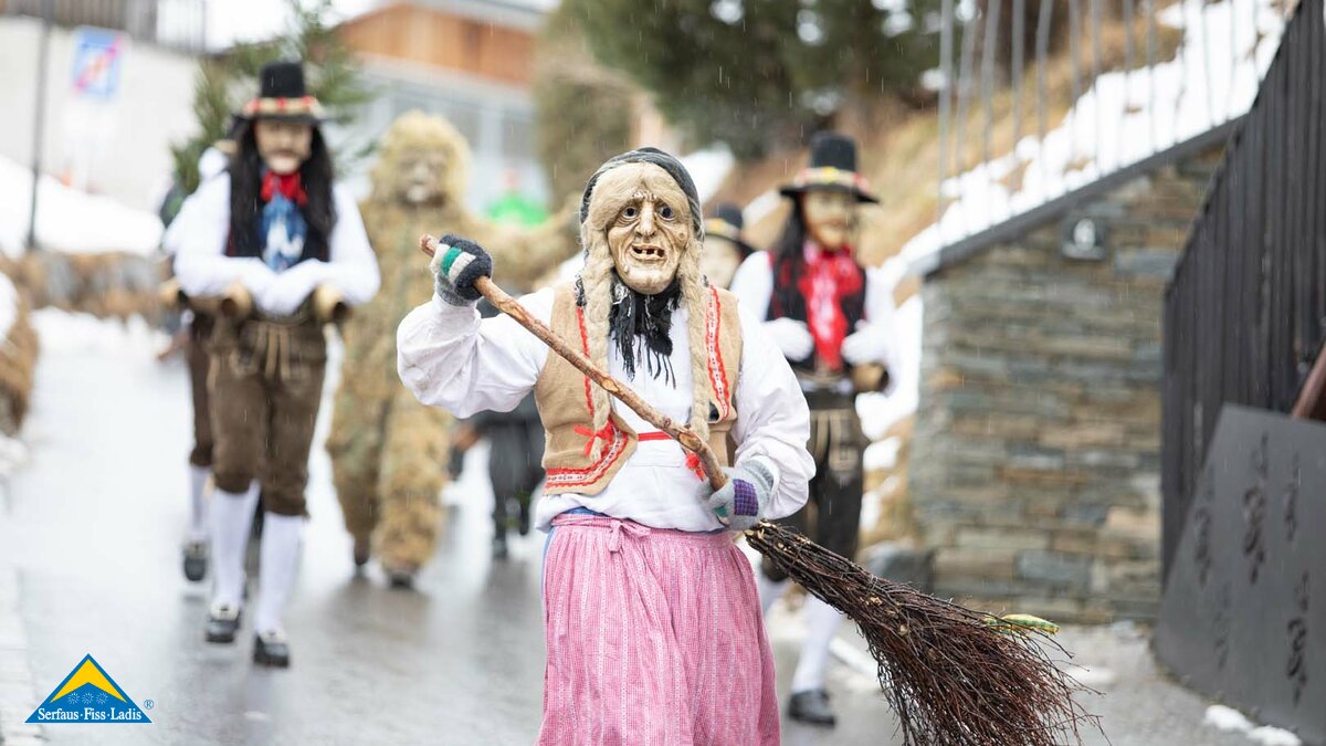 Die Hexen treiben während dem Fisser Kindrblochziehen in Tirol ihr Unwesen  | © Andreas Kirschner 