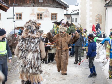 Beim Fisser Kinderblochziehen in Tirol wurde der Bär vor den Blochbaum gespannt  | © Andreas Kirschner 