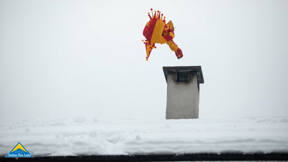 Der Bajatzl turnt während dem Fisser Kinderblochziehen in Tirol auf den Dächern von Fiss herum | © Andreas Kirschner 