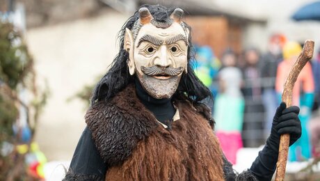 Der Schwoaftuifl ist eine der Hauptfiguren beim Fisser Kinderblochziehen in Tirol  | © Andreas Kirschner 