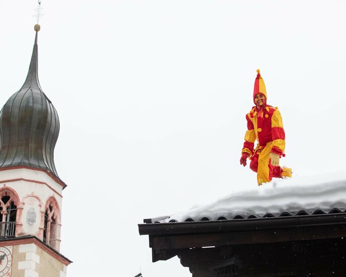 Der Bajatzl hüpft beim Fisser Kinderblochziehen in Tirol von Haus zu Haus  | © Andreas Kirschner 