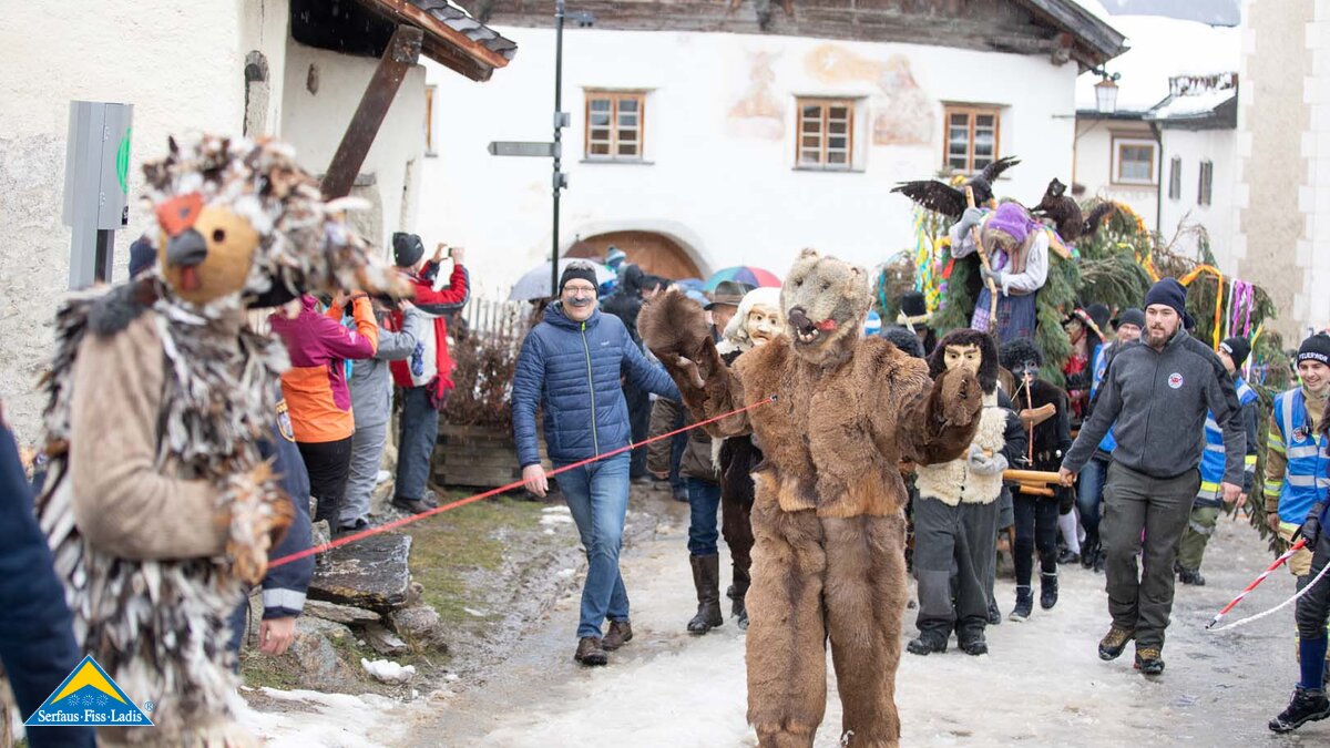 Beim Fisser Blochziehen in Tirol wird der Bär vor den Blochbaum gespannt  | © Andreas Kirschner