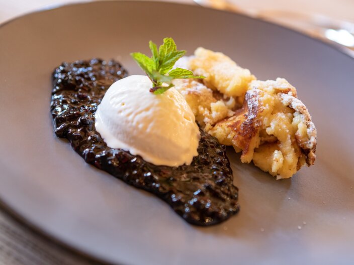 In den zahlreichen Restaurants und Hütten am Berg in der Familienregion Serfaus-Fiss-Ladis in Tirol können Besucher leckere Eisspezialitäten auf den Sonnenterrassen genießen | © Andreas Kirschner