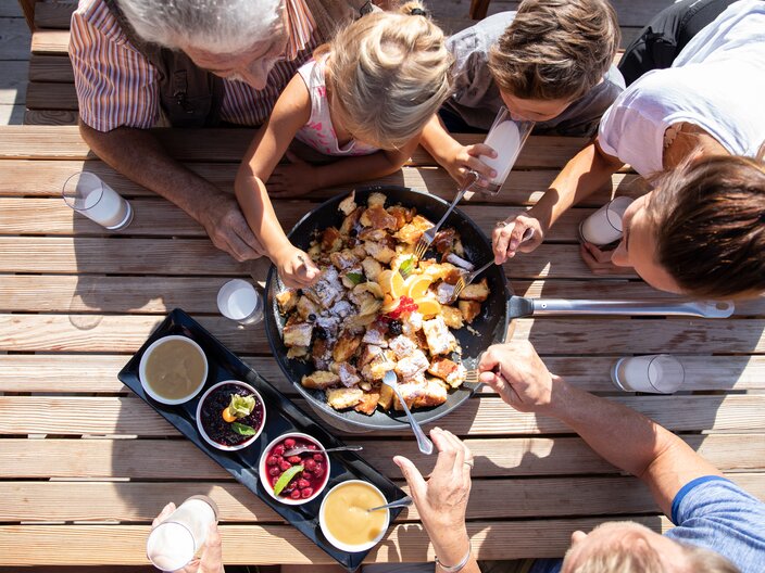 Der Kaiserschmarren schmeckt in den Restaurants und Hütten der Familienregion Serfaus-Fiss-Ladis in Tirol besonders gut | © danielzangerl.com