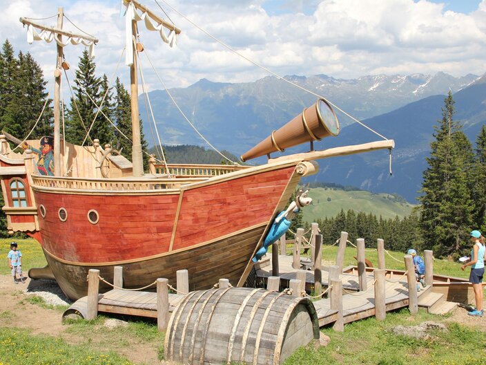 Der Piratenweg in der Familienregion Serfaus-Fiss-Ladis in Tirol ist einer der Wege der Abenteuerberge von  Kinder- und Jugendbuchautor Thomas Brezina | © Serfaus-Fiss-Ladis