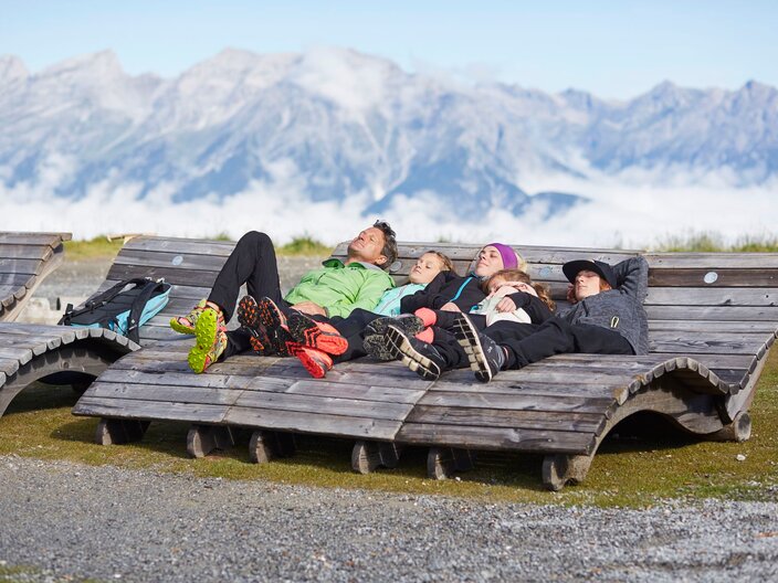 In der Familienregion Serfaus-Fiss-Ladis in Tirol warten zahlreiche Wohlfühlstationen auf Wanderer und laden zum Verweilen ein | © christianwaldegger.com