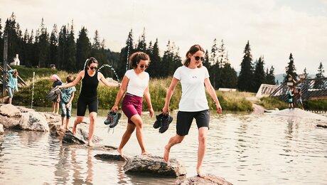 Högsee Spielsationen Badebereich Sprungturm Familienregion Serfaus-Fiss-Ladis Tirol Österreich | © christianwaldegger.com