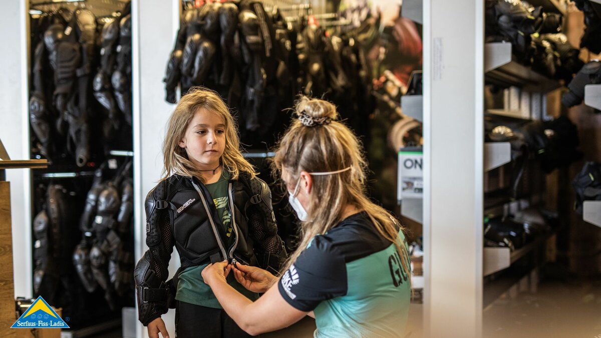 Ausrüstung Bikeshop Bikepark Serfaus-Fiss-Ladis in Tirol Protektoren Handschuhe Helm Bike Knieschützer ausleihen in Fiss | © Serfaus-Fiss-Ladis Marketing GmbH | Rene Raggl
