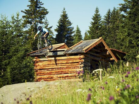 familienfreundlicher Bikepark Serfaus-Fiss-Ladis Tirol Waldbahn Talstation in Fiss Bikepark-Trails Sprung Hütte | © Fisser Bergbahnen GmbH | christianwaldegger.com