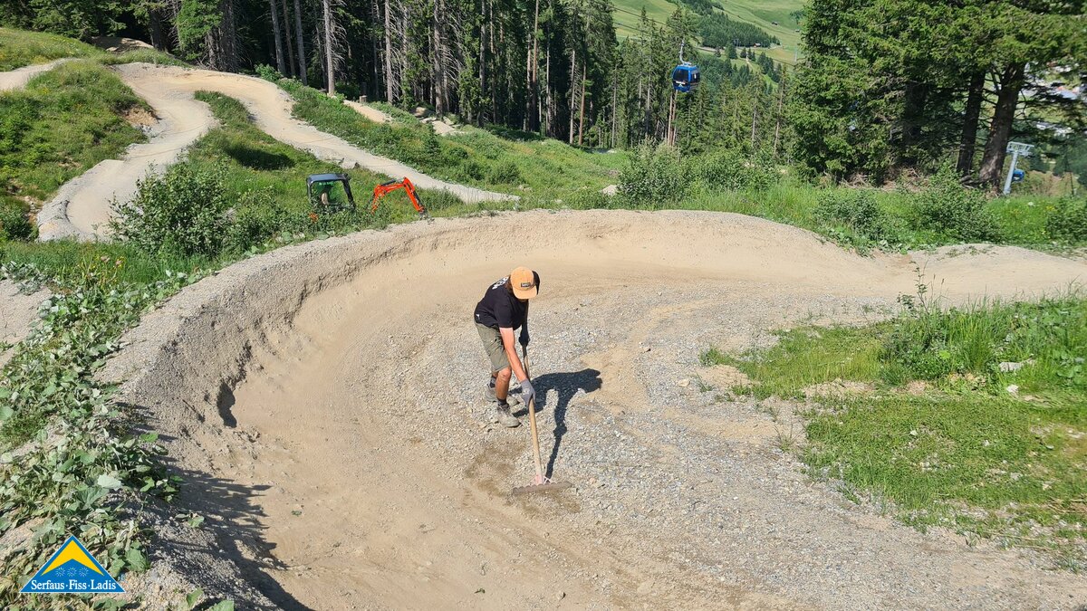 Trailbau Trailwartung Bikepark Serfaus-Fiss-Ladis Tirol Shapetool Schotter auskehren | © Serfaus-Fiss-Ladis Marketing GmbH