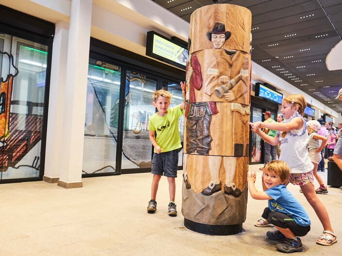 Interaktive U-Bahn Station Serfaus Neugestaltung U-Bahn-Durchsagen Chris Lohner Kinderstimmen Wagenbegleiter in der Familienregion Serfaus-Fiss-Ladis | © Seilbahn Komperdell GmbH | christianwaldegger.com