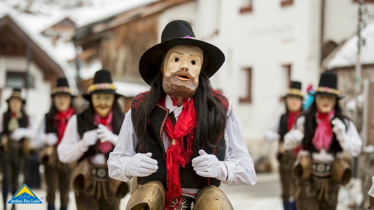 Schaller beim Fisser Blochziehen Fasnachtsbrauch Winter Veranstaltung in der Ferienregion Serfaus-Fiss-Ladis in Tirol | © Serfaus-Fiss-Ladis Marketing GmbH | Manuel Pale