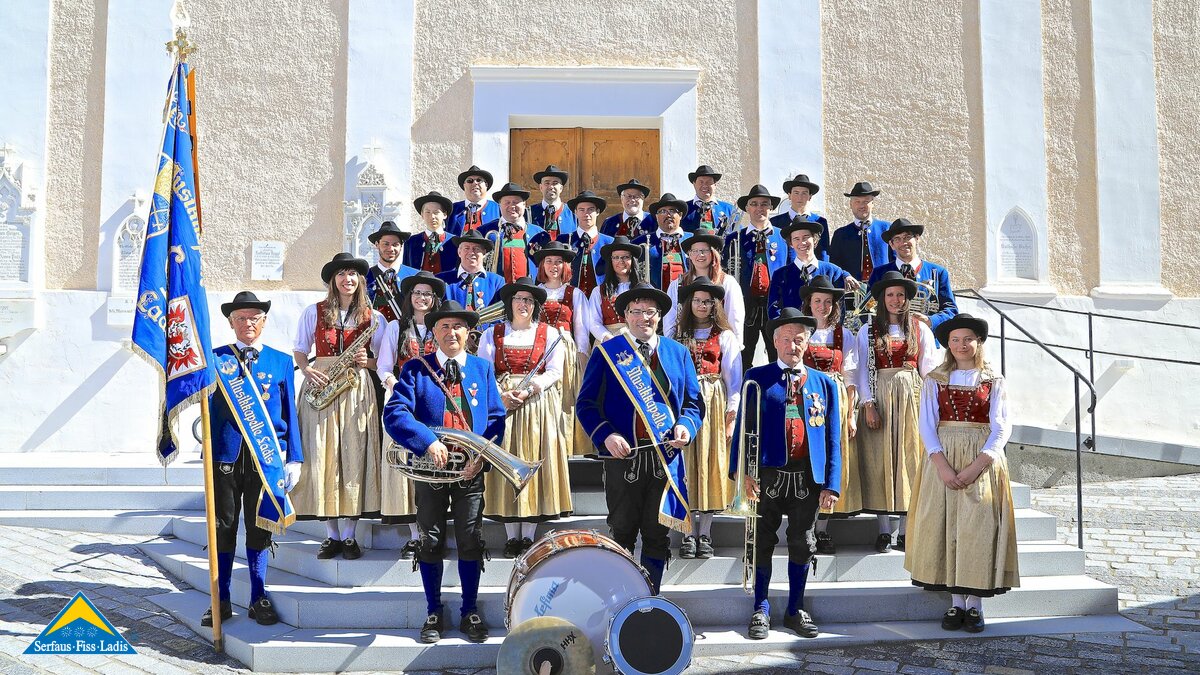 Musikkapele Ladis vor der Kirche in Ladis Konzerte Prozessionen Familienregion Serfaus-Fiss-Ladis Tirol | © Christian Heiseler