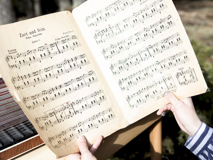 Zither spielen Saiteninstrument BASS- und den VIOLINSCHLÜSSEL Katharina Geiger Familienregion Serfaus-Fiss-Ladis Blog SFL für die Ohren | © Serfaus-Fiss-Ladis Marketing GmbH | Rene Raggl