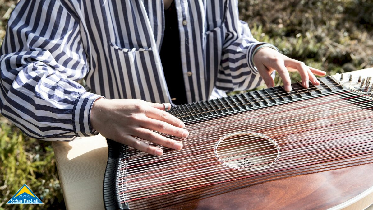 Traditionsreiches Saiteninstrument Zither spielen Blog Serfaus-Fiss-Ladis Katharina Naturmusik Unplugged | © Serfaus-Fiss-Ladis Marketing GmbH | Rene Raggl