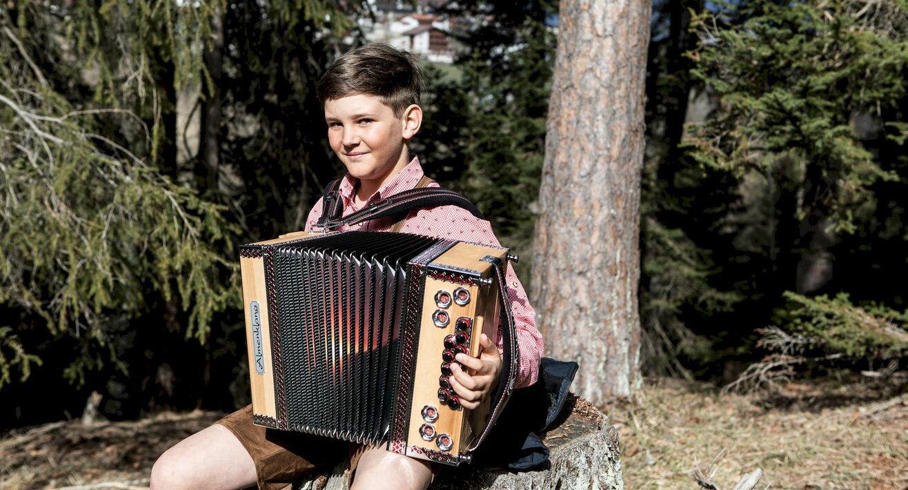 Traditionelle Instrumente Tirol Familienregion Serfaus-Fiss-Ladis Ziehharmonika Zither Blogartikel | © Serfaus-Fiss-Ladis Marketing GmbH | Rene Raggl