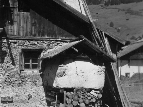 Alte Fotografie Haus mit Backofen nach außen rätoromanische Bauweise Serfaus-Fiss-Ladis in Tirol | © Gemeindearchiv Fiss
