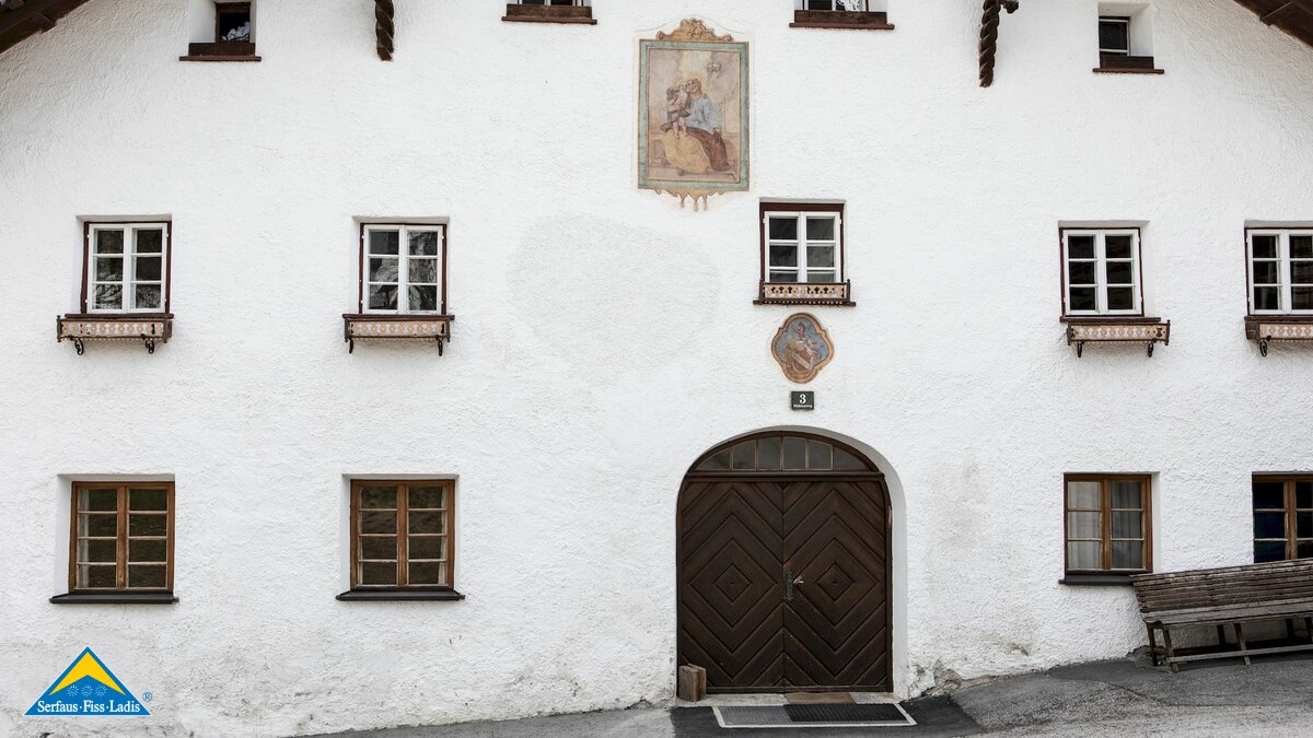 Durchfahrtshöfe in Fiss großes Eingangstor Dorfführung Serfaus-Fiss-Ladis in Tirol Siegfried Krismer | © Serfaus-Fiss-Ladis Marketing GmbH | Rene Raggl