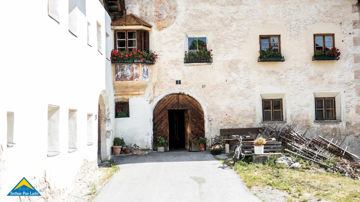 Via Claudia Augusta in Ladis Römerstraße durch Wohnhaus Platte Nr. 3 Dorfführung Serfaus, Fiss und Ladis  | © Serfaus-Fiss-Ladis Marketing GmbH | Rene Raggl