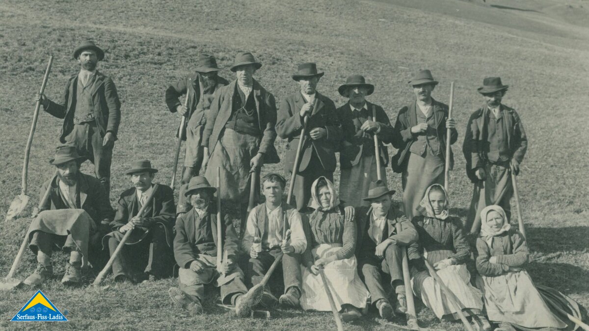 Gruppenfoto Bauern mit Schaufel und Werkzeug auf der Wiese Landwirtschaft Region Serfaus-Fiss-Ladis in Tirol | © Senn Meinrad