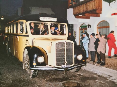 Alter Skibus durch Serfaus vor U-Bahn-Bau Familienregion Serfaus-Fiss-Ladis in Tirol | © Serfaus-Fiss-Ladis Marketing GmbH