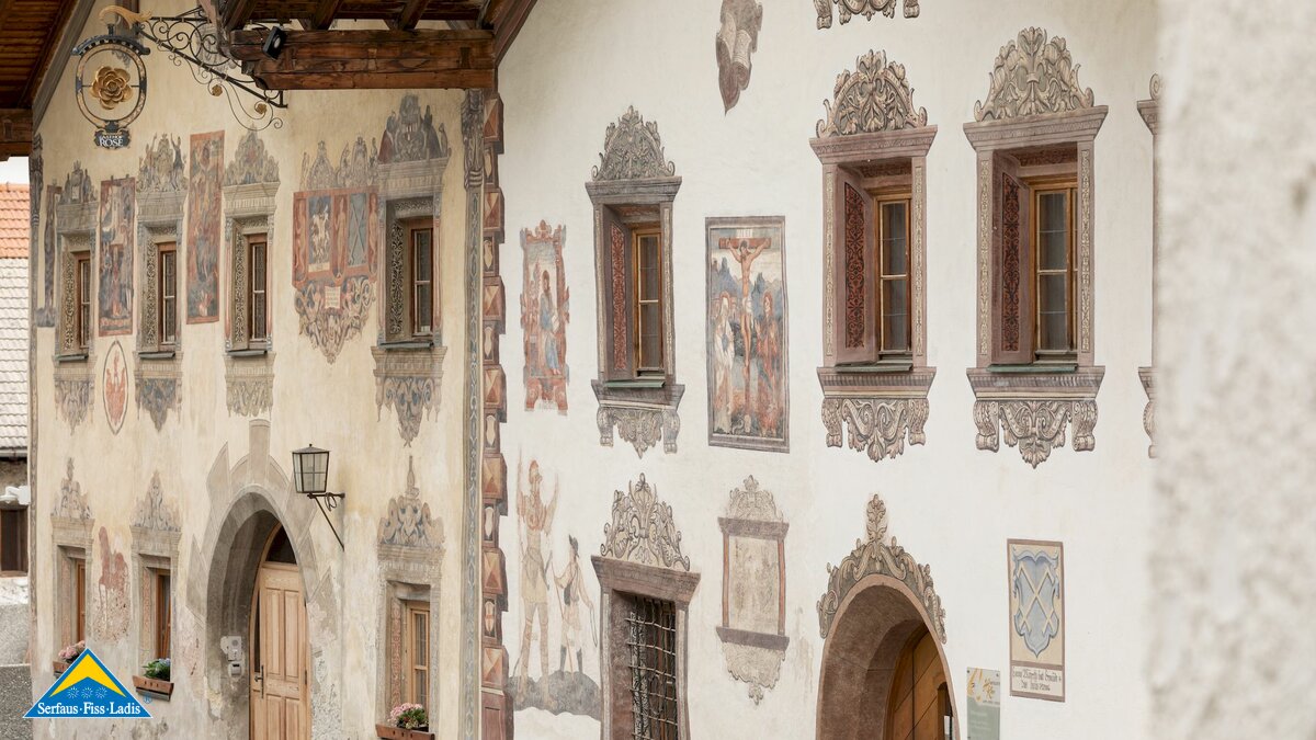 Gemeindehaus Ladis mit Fresken Gasthof Rose denkmalgeschützte Häuser in Serfaus-Fiss-Ladis in Tirol | © Serfaus-Fiss-Ladis Marketing GmbH | Andreas Kirschner