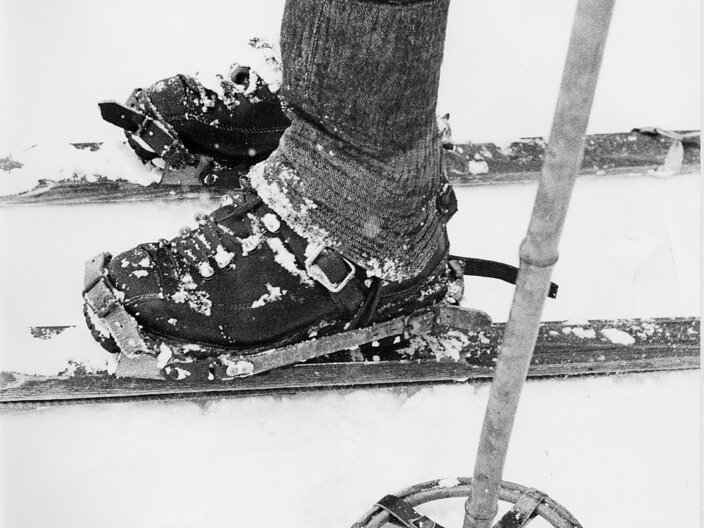 Alte Skiausrüstung Holzski Fotografie von früher Wintersport Serfaus-Fiss-Ladis in Tirol | © Seilbahn Komperdell GmbH