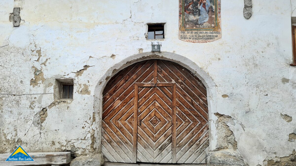 Altes Haus mit Durchfahrtstor aus Holz rätoromanischer Baustil Familienregion Serfaus-Fiss-Ladis in Tirol | © Serfaus-Fiss-Ladis Marketing GmbH