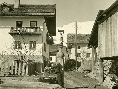 Alte Fotografie Brunnen in Serfaus das Leben der Bauern früher Dorfbuch  | © Gemeindearchiv Serfaus