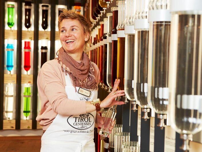 Margot Blochberger Mitarbeiterin Schnapsverlauf s'Ladele Sport Patscheider Familienregion Serfaus-Fiss-Ladis in Tirol | © Sport Patscheider