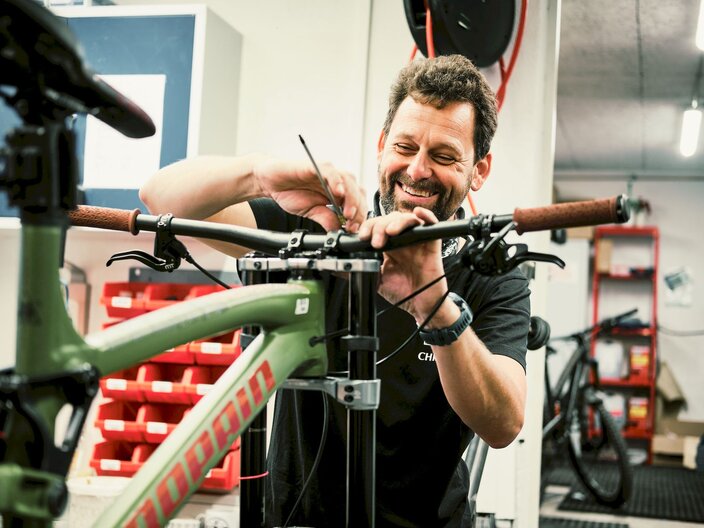 Christian Lechner Mitarbeiter Bikepark Serfaus-Fiss-Ladis in Tirol Jobs Radmechaniker  | © Fisser Bergbahnen GmbH | christianwaldegger.com