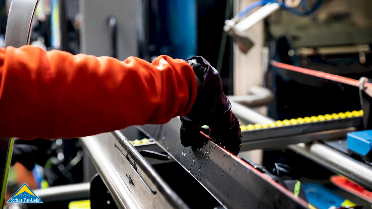 Jobs im Winter in Serfaus-Fiss-Ladis in Tirol Ski schleifen Werkstatt | © Intersport Pregenzer