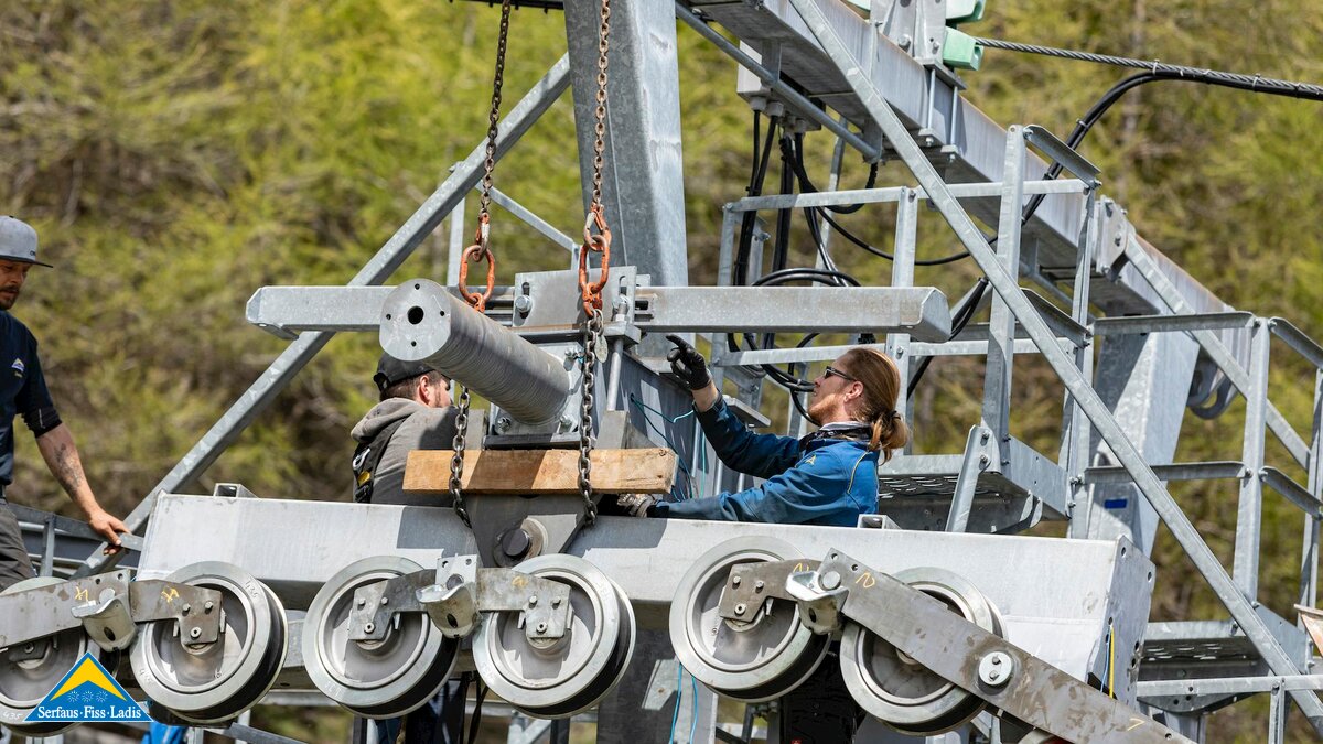 Mitarbeiter bei der Revisionsarbeit Seilbahnen Serfaus-Fiss-Ladis in Tirol | © Serfaus-Fiss-Ladis Marketing GmbH | Andreas Kirschner