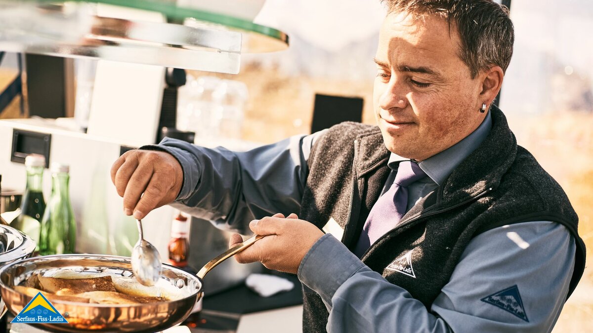 Kellner Peter Krismer bei der Zubereitung des Mittagessens im Crystal Cube in der Familienregion Serfaus-Fiss-Ladis in Tirol | © Serfaus-Fiss-Ladis Marketing GmbH | christianwaldegger.com