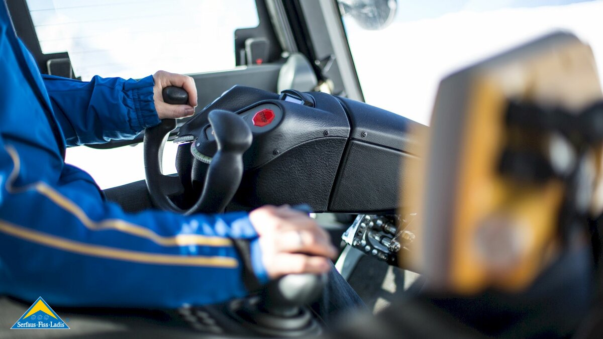 Fahrer im Pistenbully Pistenpräparierung in der Familienregion Serfaus-Fiss-Ladis in Tirol | © Power GIS