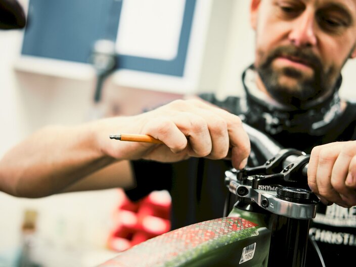 Mechaniker repariert Bike im Bikepark Serfaus-Fiss-Ladis in Tirol | © Fisser Bergbahnen GmbH | christianwaldegger.com
