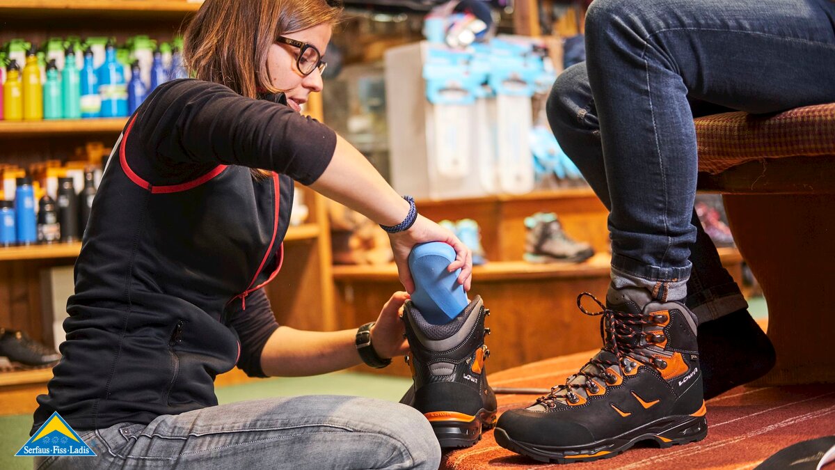 MItarbeiterin im Sportgeschäft Beratung Wanderschuhe Familienregion Serfaus-Fiss-Ladis in Tirol | © Sport Patscheider