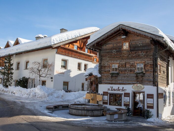 Schnapsverkauft regionale Produkte Geschäft s'Ladele am Dorfbrunnen in Serfaus-Fiss-Ladis in Tirol | © Serfaus-Fiss-Ladis Marketing GmbH | Andreas Kirschner