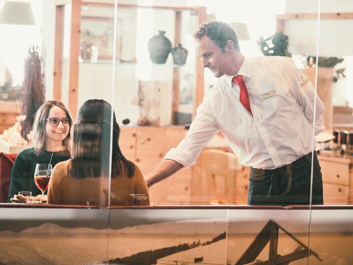 Servicemitarbeiter im Bergrestaurant in der Familienregion Serfaus-Fiss-Ladis in Tirol | © Fisser Bergbahnen GmbH | christianwaldegger.com