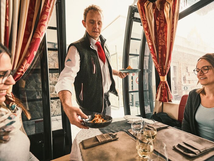 Kellner Genussgondel Etienne Fisser Bergbahnen in der Familienregion Serfaus-Fiss-Ladis in Tirol | © Fisser Bergbahnen GmbH | christianwaldegger.com